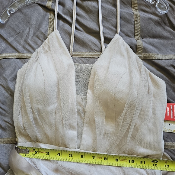 Beautiful Women's formal dress size 9/10 - Picture 3 of 5